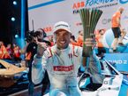 Формула Е: Джейк Деннис выиграл первую гонку уик-энда