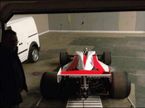 Технический момент накануне съемок: машина, напоминающая McLaren M23B образца 1976 года, выгружается из трейлера
