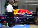 Red Bull RB10 проходит техническую инспекцию FIA