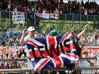 Болельщики приветствуют Льюиса Хэмилтона после финиша Гран При Великобритании