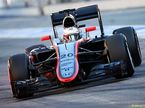 Кевин Магнуссен за рулём McLaren MP4-30 на тестах в Барселоне