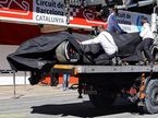 Машина Фернандо Алонсо после аварии, доставленная на эвакуаторе в боксы McLaren