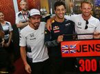 Фернандо Алонсо и Даниэль Риккардо поздравляют Дженсона Баттона с 300-м Гран При