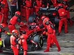 Механики Ferrari закатывают в гараж неисправную машину Шарля Леклера