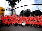 Команда McLaren празднует победу в Гран При Бельгии