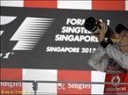Дженсон Баттон на подиуме Гран При Сингапура