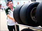 Механик Caterham с шинами Pirelli