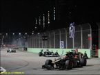 Хейкки Ковалайнен ведет борьбу с соперниками на трассе Гран При Сингапура