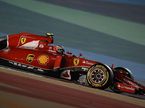 Кими Райкконен за рулём Ferrari SF15-T на трассе в Бахрейне