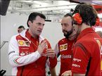 Инженеры-телеметристы Ferrari обсуждают сложный рабочий момент