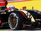 Роман Грожан за рулём Lotus E22 на трассе в Бахрейне