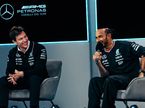 Льюис Хэмилтон и Тото Вольфф на встрече с командой в преддверии сезона, фото пресс-службы Mercedes