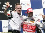 Льюис Хэмилтон и глава McLaren Мартин Уитмарш на подиуме Гран При Венгрии