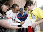 Льюис Хэмилтон раздает автографы на Гран При Монако