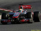 Льюис Хэмилтон за рулем McLaren МР4-27 на тестах в Барселоне