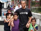 Льюис Хэмилтон и филиппинские дети, фото UNICEF