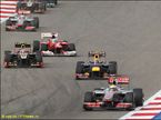 Льюис Хэмилтон ведёт борьбу с соперниками на трассе Гран При Бахрейна