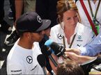 Льюис Хэмилтон общается с прессой в паддоке Барселоны
