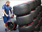 Механик Williams с шинами Pirelli