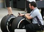 Представитель Pirelli работает с шинами