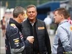 Пол Хэмбри с инженерами Red Bull Racing и Pirelli