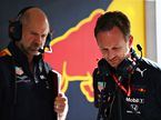 Кристиан Хорнер (справа) и руководитель технического департамента Red Bull Racing Эдриан Ньюи