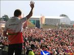 Пол ди Реста приветствует болельщиков после Гран При Великбритании 2012 года