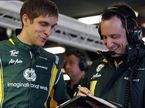 Виталий Петров со своим гоночным инженером Джанлукой Пизанелло на Гран При Австралии