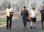 Четверг. Роберт Кубица и сотрудники Renault F1 на корейской трассе