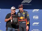 Рубенс Баррикелло вручает Максу Ферстаппену приз Pirelli за победу в квалификации