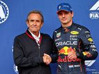 Макс Ферстаппен принимает поздравления от Жаки Икса, легендарного бельгийского гонщика