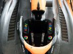 Логотипы eBay на Halo машины McLaren, фото пресс-службы команды