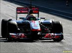 Льюис Хэмилтон за рулем McLaren МР4-27 на тестах в Хересе