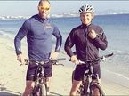 Нико Росберг на велотренировке вместе с Даниэлем, его тренером и физиотерапевтом