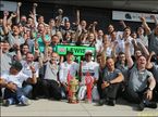 Команда Mercedes празднует победу в Сильверстоуне