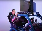Эстебан Окон за рулём гоночого симулятора