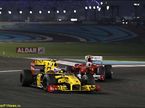 Виталий Петров сдерживает натиск Фернандо Алонсо во время Гран При Абу-Даби