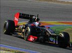 Виталий Петров за рулем Renault R31 на тестах в Валенсии