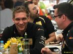 Виталий Петров с руководителем Lotus Renault GP Эриком Булье