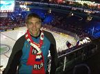 Виталий Петров на чемпионате мира по хоккею болеет за российскую сборную. Фото из Twitter гонщика.