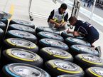Инженер делает пометки на шинах Pirelli