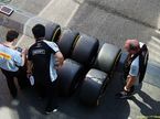 Специалисты Pirelli работают с командой Force India