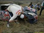Кими Райкконен возле своего разбитого Citroen после схода с дистанции Rally Mexico
