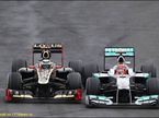 Кими Райкконен ведет борьбу с Михаэлем Шумахером на трассе Гран При Бразилии