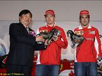 Сюйгуан Тан вручает подарки гонщикам Ferrari 