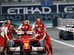 Гран При Абу Даби. Механики Ferrari возвращают в боксы машину Фернандо Алонсо