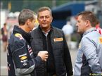 Главный инженер Red Bull Racing Пол Монаган, гоночный инженер Pirelli Марио Изола и директор Pirelli Motorsport Пол Хембри