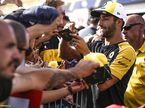 Даниэль Риккардо раздаёт автографы перед Гран При Франции