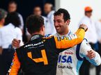 Даниэль Риккардо поздравляет Ландо Норриса с победой в Гран При Майами, фото Visa RB