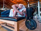 Карлос Сайнс тренирует мышцы шеи, готовясь к сезону 2017 года
